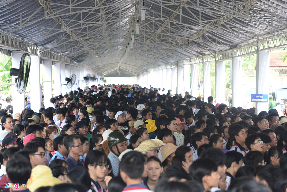 Người dân lập bàn thờ bên đường tiễn biệt ông Sáu Khải